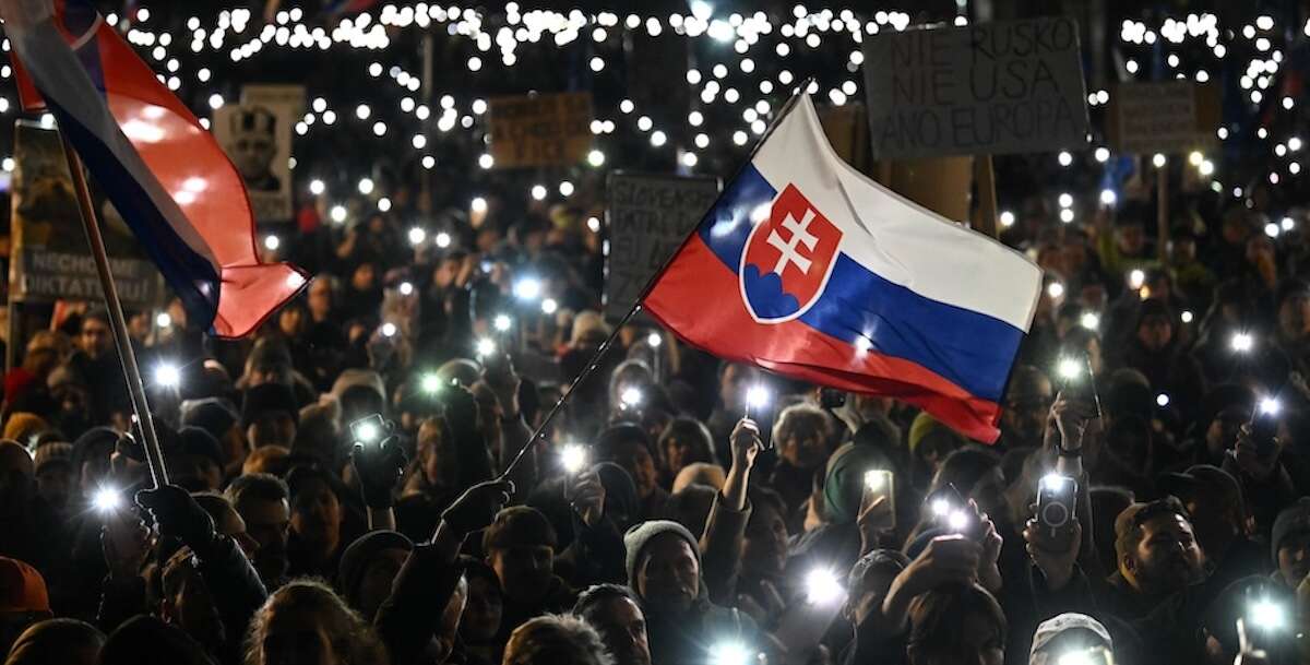 Le grandi proteste contro Robert Fico in SlovacchiaDecine di migliaia di persone hanno manifestato in varie città, per contestare la vicinanza del primo ministro alla Russia