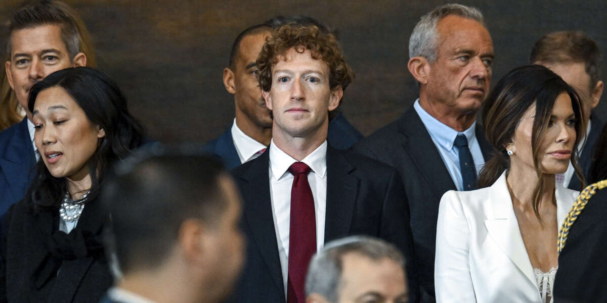 Mark Zuckerberg è stanco delle fughe di notizieLe cose che dice ai dipendenti di Meta finiscono puntualmente alla stampa, ancora di più ora che si sta avvicinando a Trump