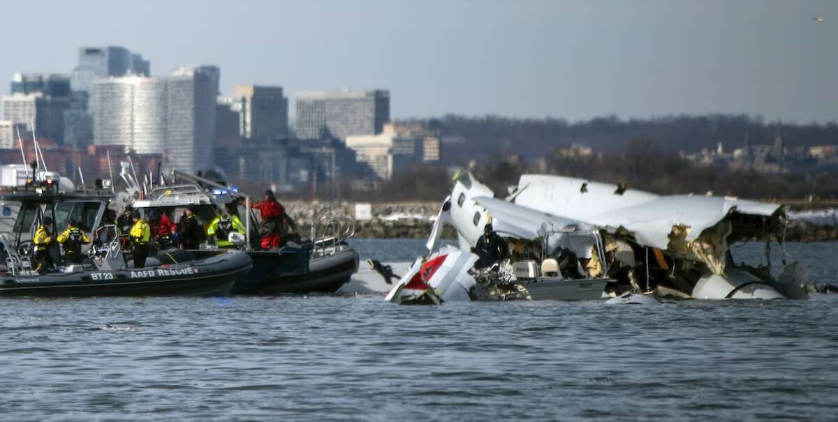 Le cause dell’incidente aereo di Washington sono ancora molto incerteCi sono parecchi dubbi su cosa abbia causato lo scontro tra l'aereo di linea e l'elicottero militare, in cui sono morte 67 persone