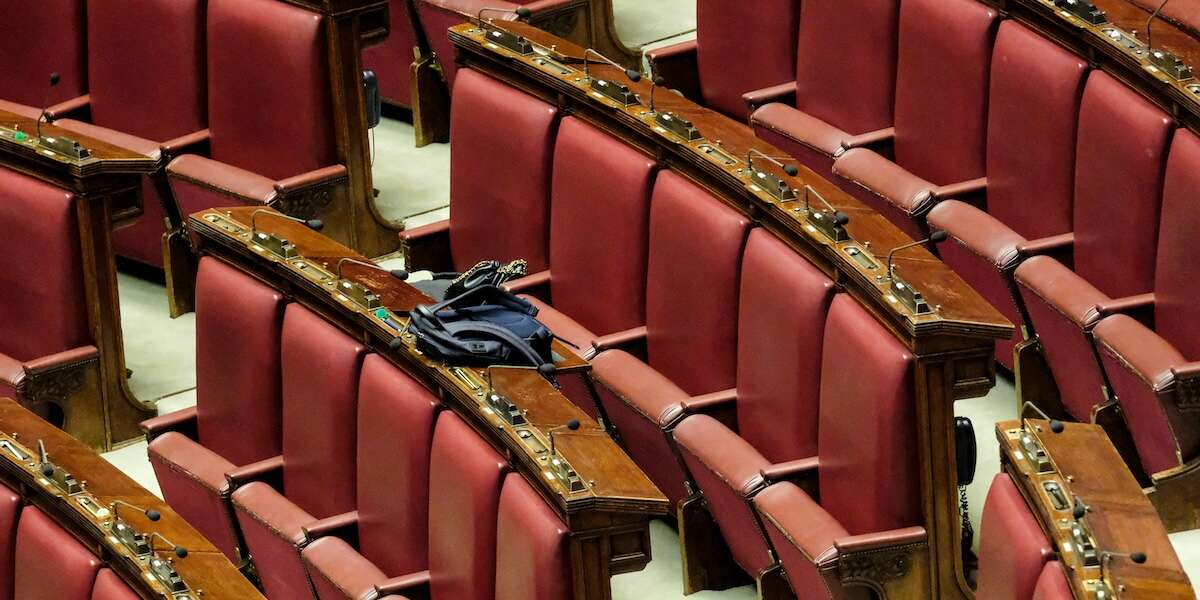 Per eleggere i giudici costituzionali mancanti ci vorrà ancora un bel po’L'ennesimo rinvio ha a che fare con la sospensione dei lavori di Camera e Senato, le proteste per il caso Almasri e un altro ripensamento di Forza Italia