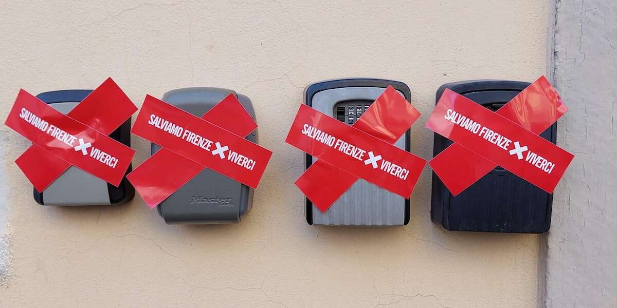 A Firenze ci sono quasi per vietare le “keybox” fuori dalle case per i turistiLa giunta della sindaca Sara Funaro ha approvato una delibera che le vieta del tutto, e prevede multe fino a 400 euro per le violazioni