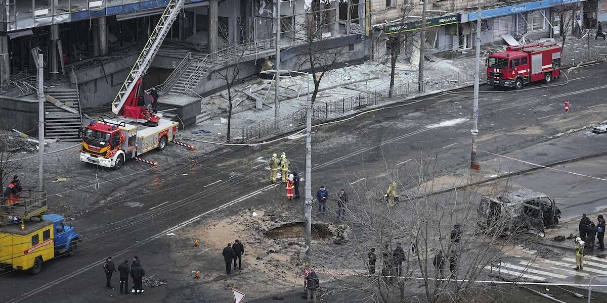 Quattro persone sono state uccise in un bombardamento russo su una zona residenziale di Kiev