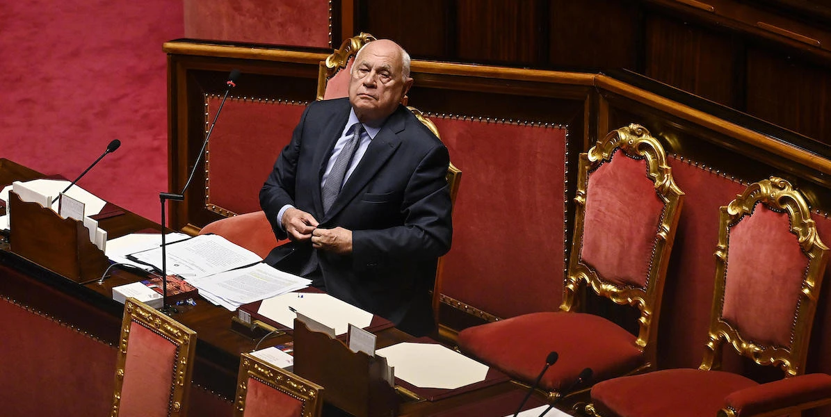 Il ministro Nordio consiglia alle vittime di violenza di rifugiarsi «in chiesa o in farmacia»Visti i malfunzionamenti dei braccialetti elettronici “antistalking” e le difficoltà d'intervento delle forze dell'ordine