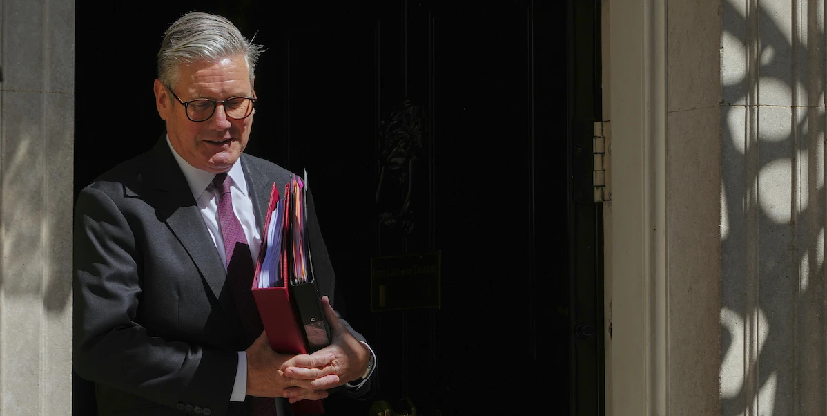 La persona arrestata per i tre incendi a case collegate al primo ministro britannico è stata formalmente accusata di incendio doloso