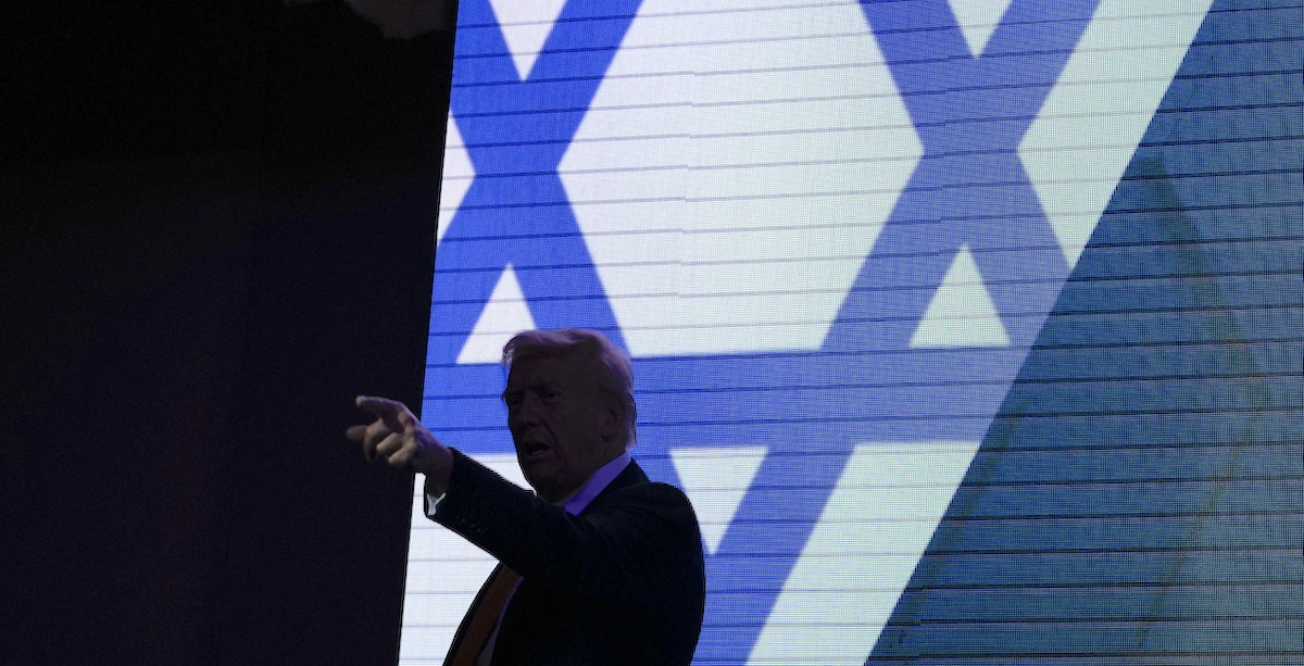 Perché Trump si è allontanato da NetanyahuC'entrano i molti soldi che possono offrirgli i paesi del Golfo e le discussioni sul cessate il fuoco a Gaza