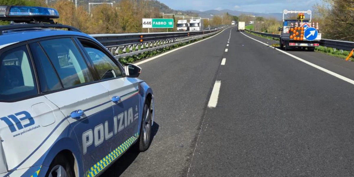 Sull’autostrada A1 c’è stato un incidente tra quattro auto della polizia: ci sono diversi agenti feriti, uno in modo grave