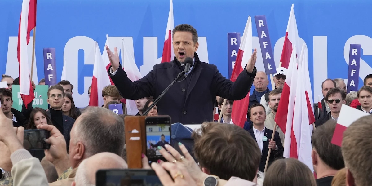In Polonia anche il principale candidato progressista si è spostato a destraRafał Trzaskowski, favorito per le presidenziali di domenica, sta provando a piacere a un elettorato non suo, facendo una scommessa