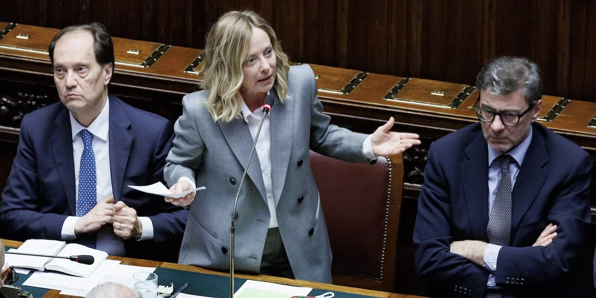 Meloni ne ha detta una grossaParlando di spread e titoli di Stato alla Camera, con grande sconforto del ministro dell'Economia che le sedeva di fianco