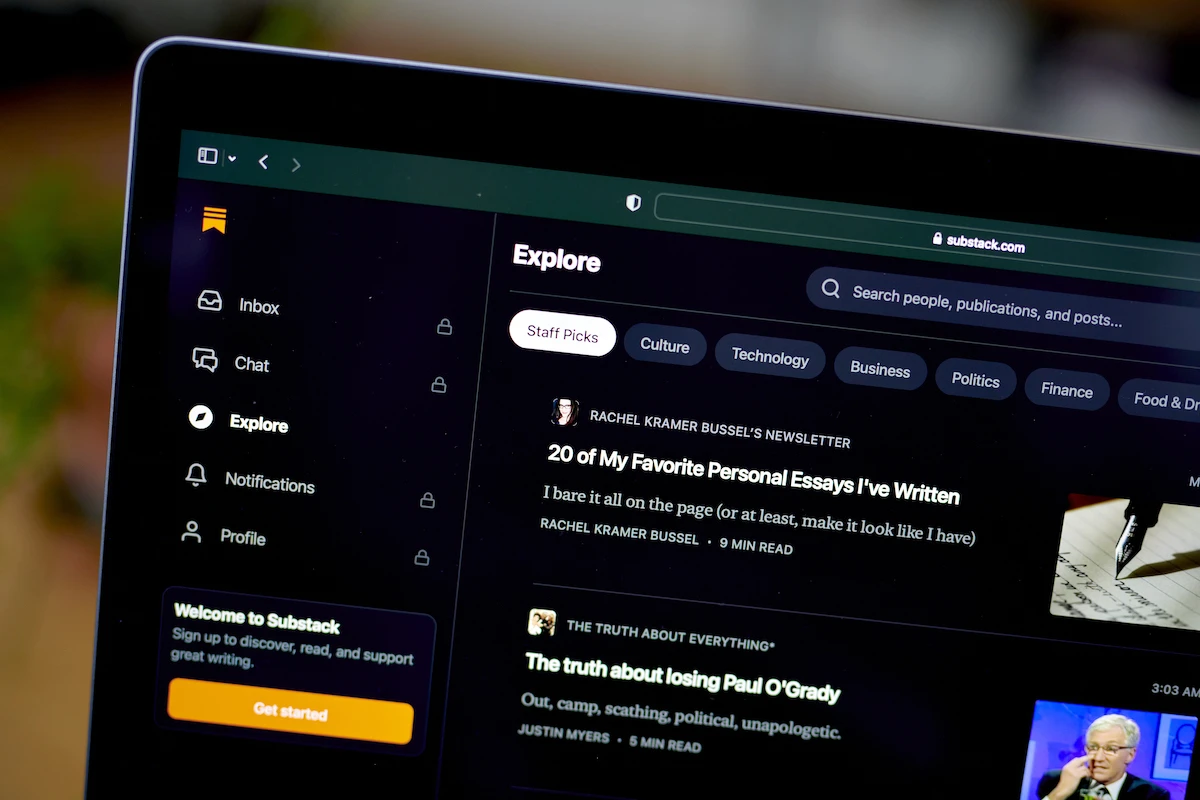 4 minuti faSubstack sta perdendo il suo appealAlcuni autori importanti stanno lasciando la piattaforma di newsletter più popolare per alternative che costano meno e danno più libertà