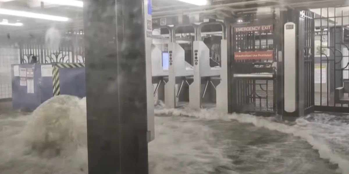 pochi secondi faI video della metro di New York allagataA causa delle piogge intense di lunedì sera, che hanno causato disagi in varie zone del nord-est degli Stati Uniti e almeno due morti