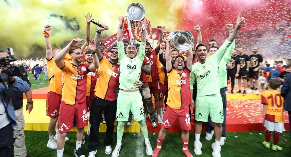 pochi secondi faCom’è che le squadre di calcio turche spendono tutti questi soldiÈ soprattutto una questione di elezioni: dei presidenti dei club ma anche del presidente turco Erdogan, che ha bisogno del calcio per fini politici