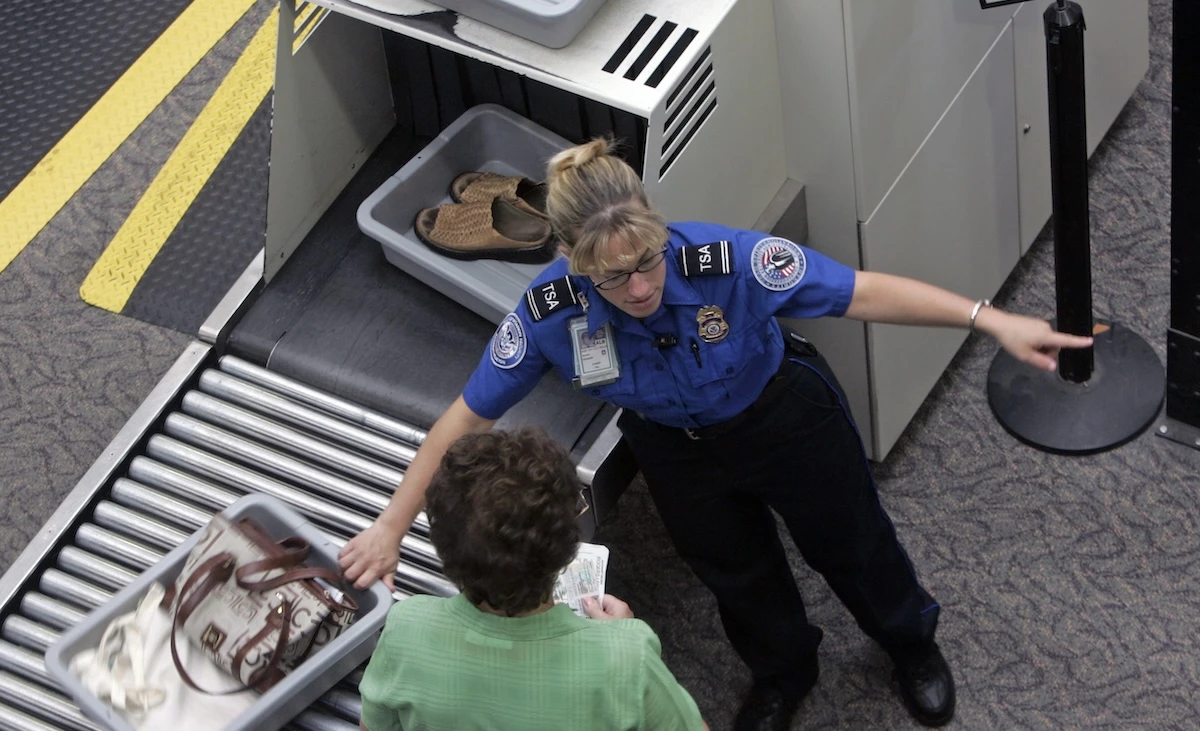 1 minuto faQuanto sono davvero efficaci i controlli in aeroporto?Sicuramente hanno un effetto deterrente, ma che serva levarsi le scarpe è un altro discorso