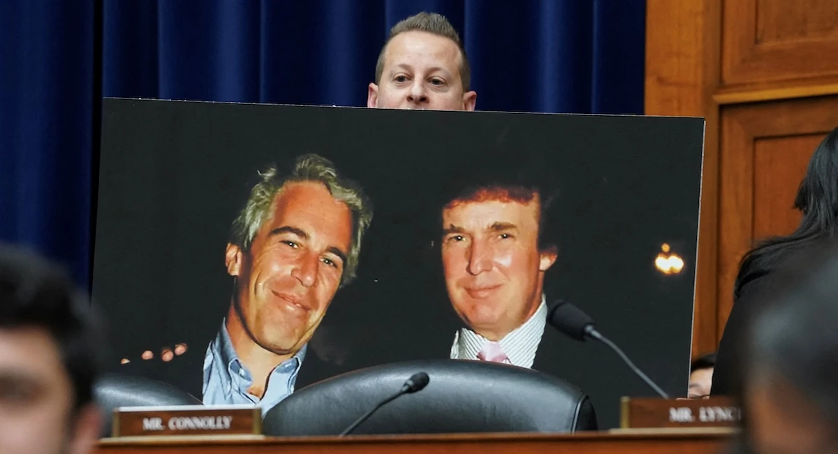 3 minuti faLa teoria complottista che si sta ritorcendo contro TrumpIl presidente ha parlato a lungo di segreti sconvolgenti nel caso Epstein: ora ha ritrattato e i suoi sostenitori più estremisti non l'hanno presa bene
