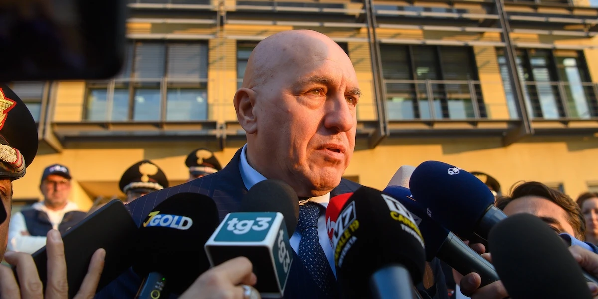 pochi secondi fa«Quelle persone vanno prese a calci e mandate via»L'ha detto il ministro della Difesa Guido Crosetto, di Fratelli d'Italia, del gruppo che cantava cori fascisti nella sede del suo partito a Parma