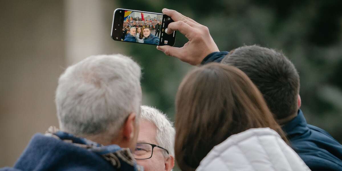 In Romania l’estrema destra prova a rimpiazzare Călin GeorgescuOra che lui non è più candidabile alle elezioni presidenziali altri due leader si sono fatti avanti: entrambi contano sul suo sostegno