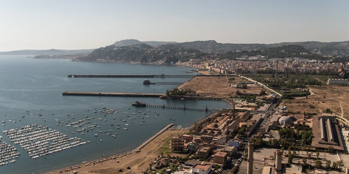 Come cambierà la costa di Bagnoli con le bonificheVerrà rimosso il 20 per cento della grande piastra di scarti industriali dell’ex ILVA, che finora l’ha resa inaccessibile