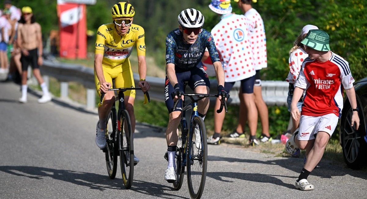 1 minuto faIl Tour de France ha bisogno di suspenseQuest’anno prova a ottenerla posticipando le tappe con le grandi salite, per evitare che diventi da subito una cosa tra Pogačar e Vingegaard
