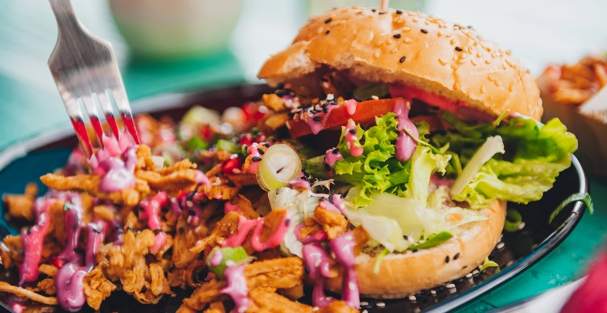 Sembra carne, ma è jackfruitÈ un frutto tropicale che può pesare anche 40 chili, e per la sua versatilità viene usato sempre più spesso nelle alternative vegetariane e vegane