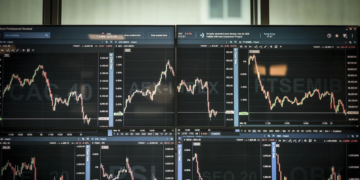 Gli algoritmi che fanno il lavoro dei trader di borsaBuona parte delle operazioni finanziarie oggi viene direttamente compiuta da sistemi informatici, ma gli umani sono ancora imprescindibili