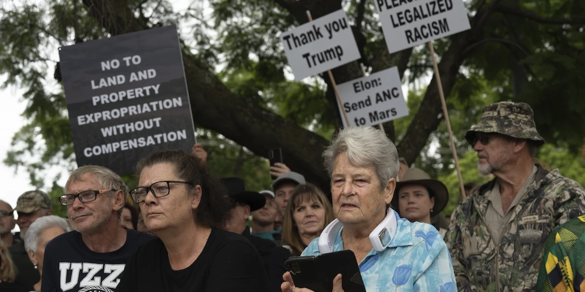 Sono arrivati negli Stati Uniti i primi sudafricani bianchi accolti da Trump come rifugiati