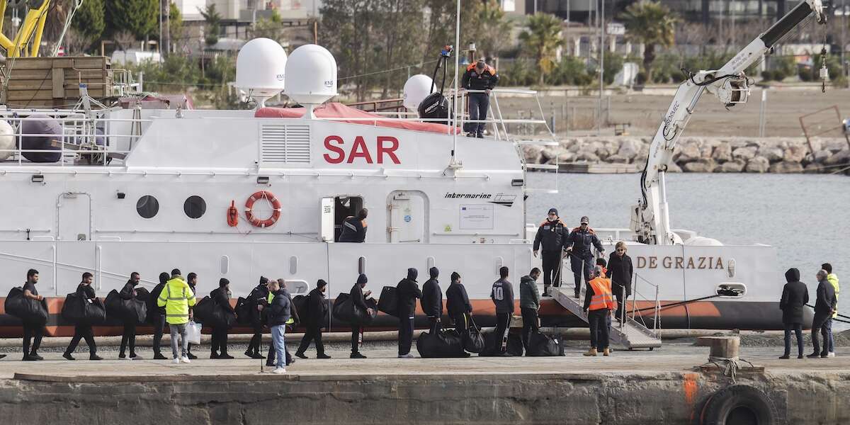 È partita verso l’Italia la nave con a bordo i 43 migranti il cui trattenimento in Albania non era stato convalidato