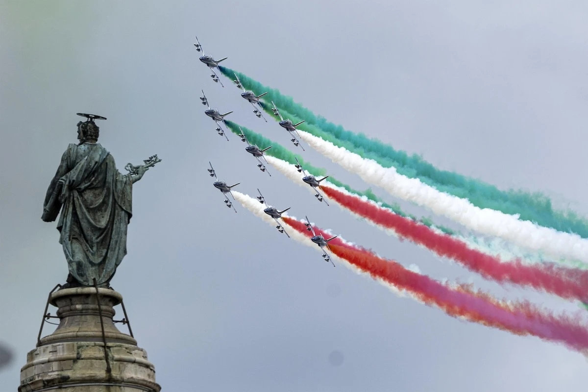5 minuti faLe foto della parata della Festa della RepubblicaSi è tenuta come ogni anno lungo la via dei Fori Imperiali, e si è conclusa con il volo delle Frecce Tricolori