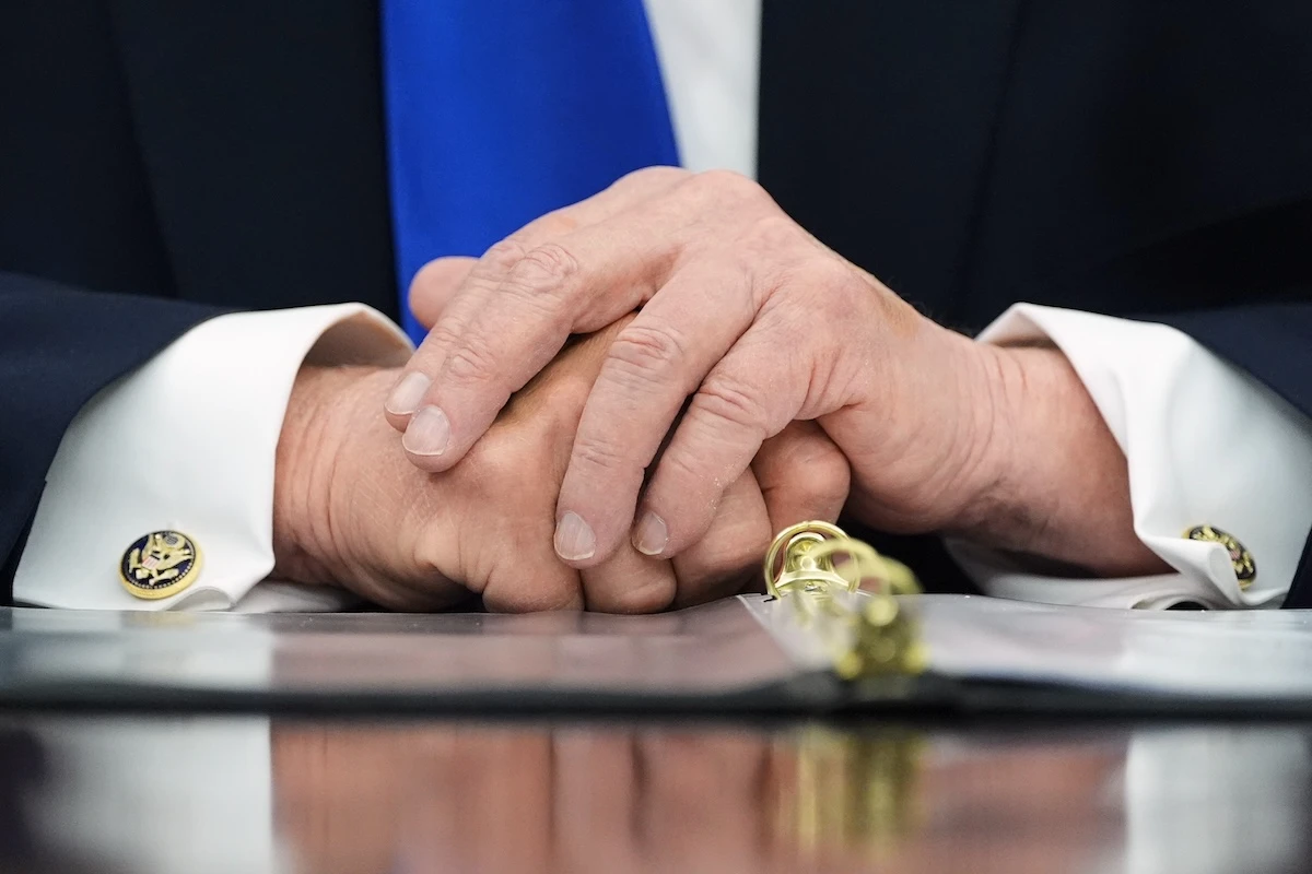 pochi secondi faTrump ha infine deciso di regolamentare le AISeppur in modo blando: d'ora in poi sarà richiesto alle aziende di sottoporre i modelli più avanzati a una revisione del governo, ma su base volontaria