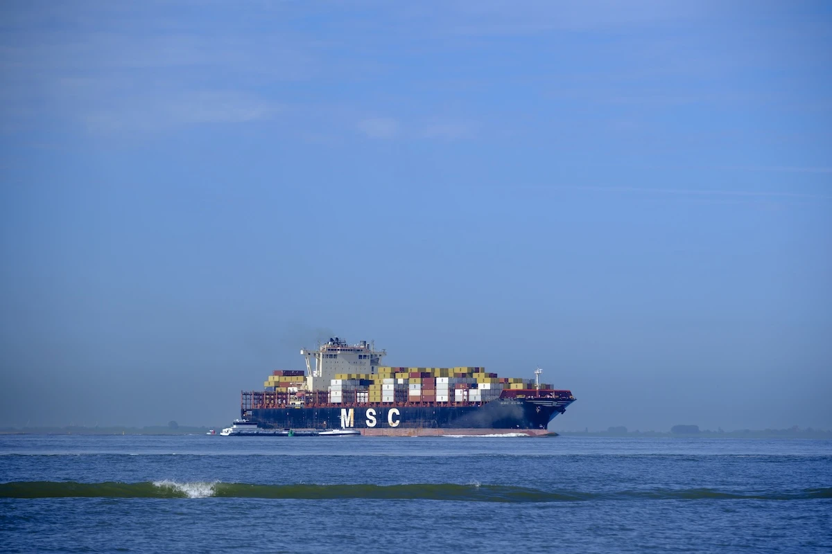 1 minuto faUna nave portacontainer di Msc è stata colpita in un porto iracheno da un attacco iraniano