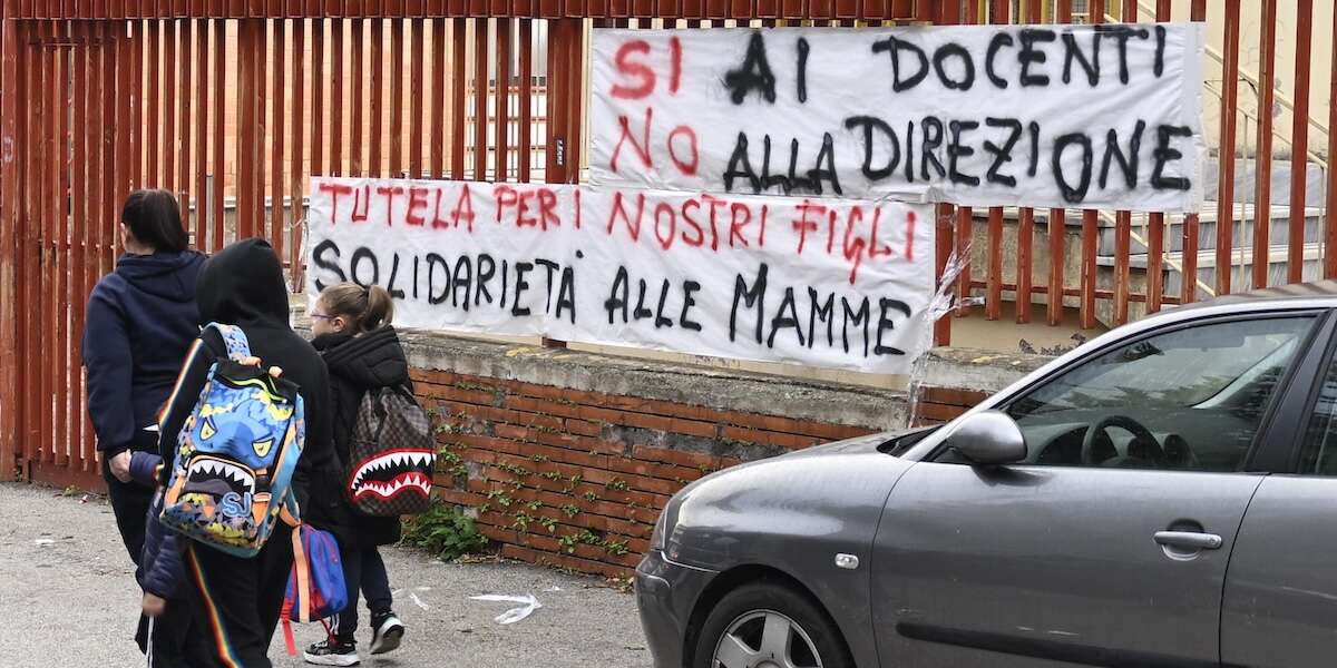 Il caso della professoressa arrestata a Castellammare per presunti abusi sessuali sugli studentiA novembre era stata aggredita da una trentina di genitori, che poi l'hanno denunciata