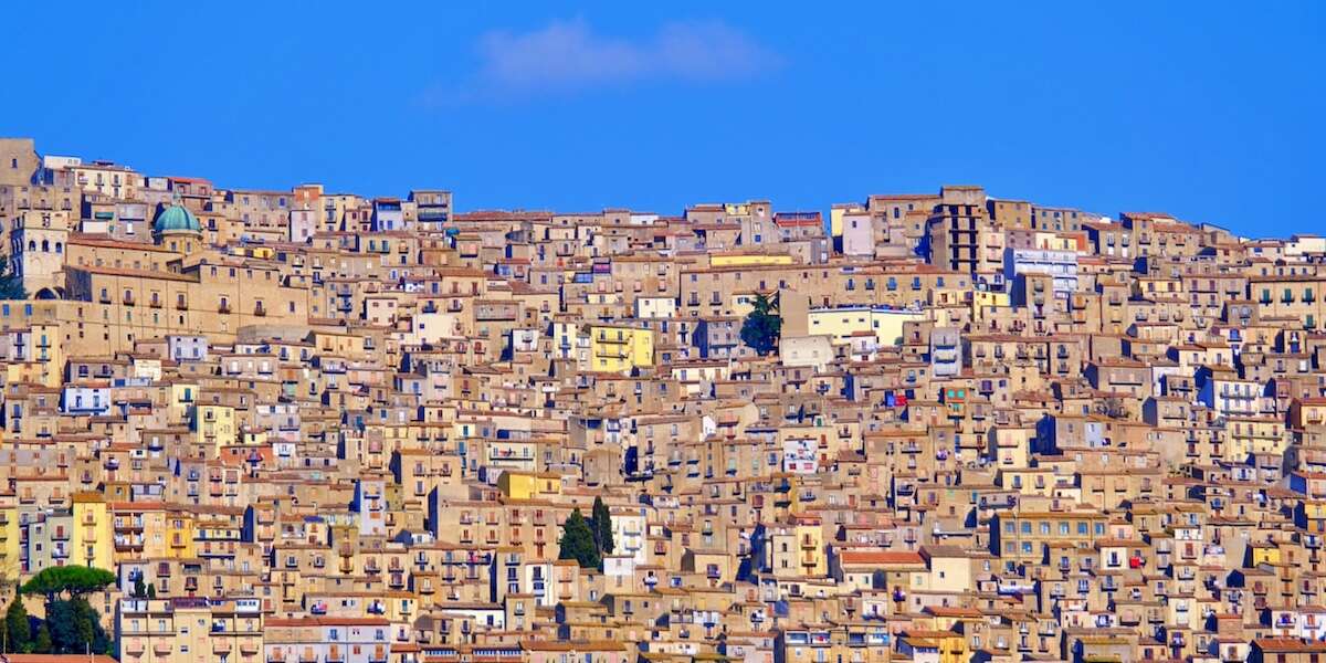 In Sicilia un carcere mai utilizzato diventerà un “parco delle farfalle”A Gangi, sulle Madonie, il comune ha trovato i soldi per recuperare una struttura di massima sicurezza abbandonata dagli anni Settanta