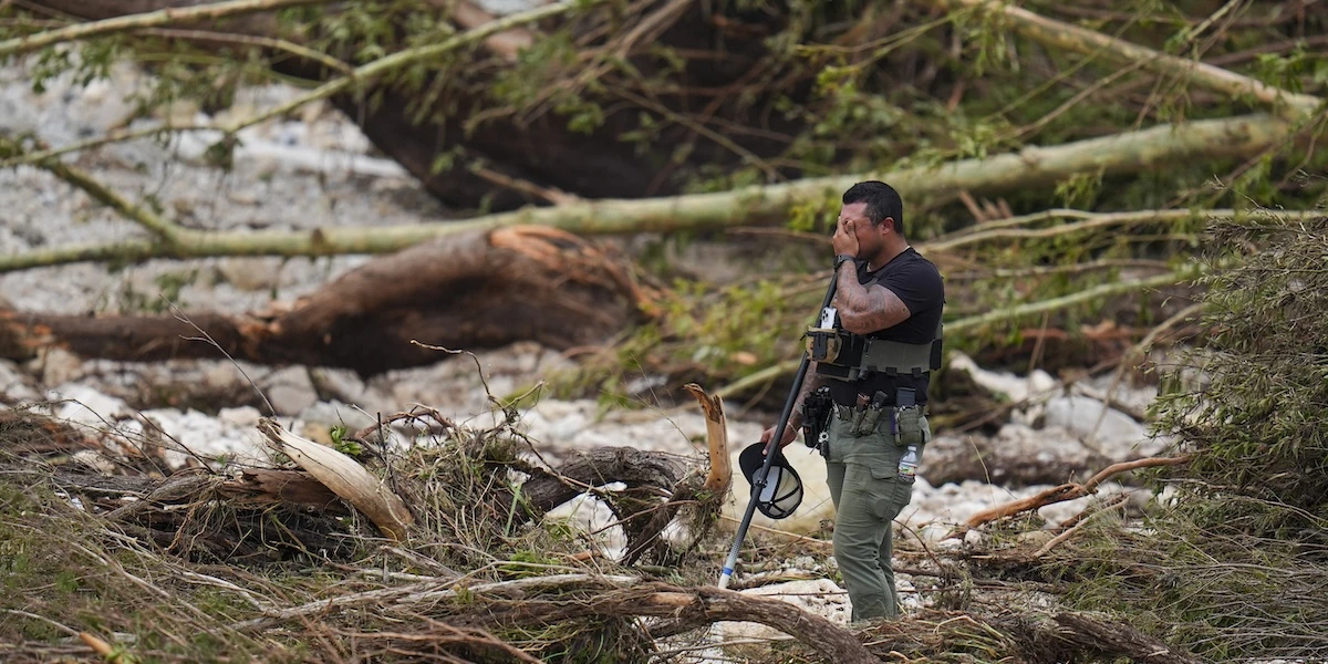 pochi secondi faNel disastro in Texas sono morte almeno 70 personeLe alluvioni improvvise del fine settimana hanno inondato un campo estivo frequentato da 750 ragazzine, e ci sono ancora decine di dispersi