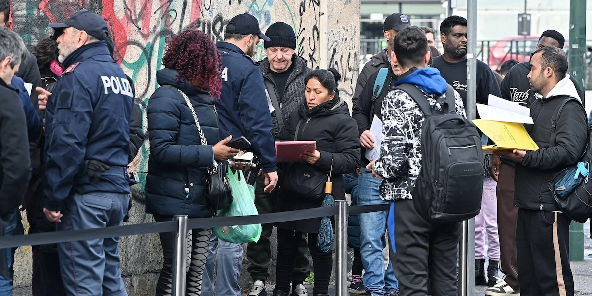 pochi secondi faIl tribunale di Torino ha condannato la questura della città e il ministero dell’Interno per le file davanti all’ufficio immigrazione