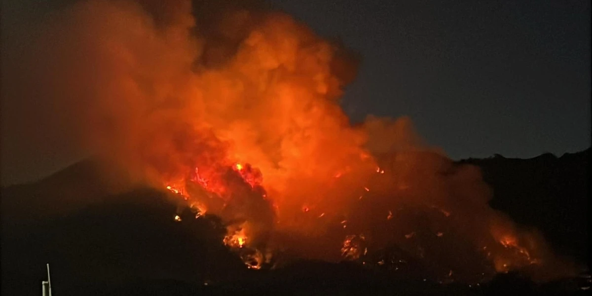 4 minuti faL’incendio sul Vesuvio è ancora in corsoLe operazioni per cercare di spegnerlo sono complicate dal vento e sul posto sono stati inviati mezzi aerei, di terra e anche l'esercito 
