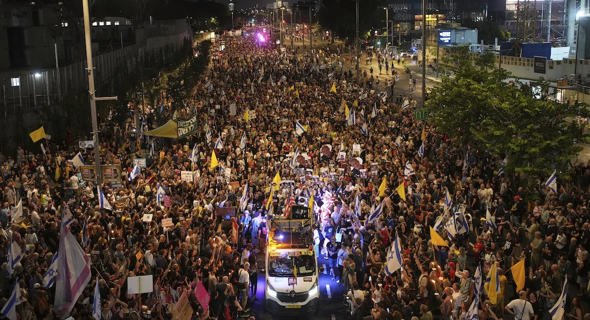 pochi secondi faLa manifestazione a Tel Aviv contro il piano per occupare la città di GazaDecine di migliaia di persone hanno protestato contro il governo di Netanyahu per chiedere la fine della guerra e la liberazione degli ostaggi