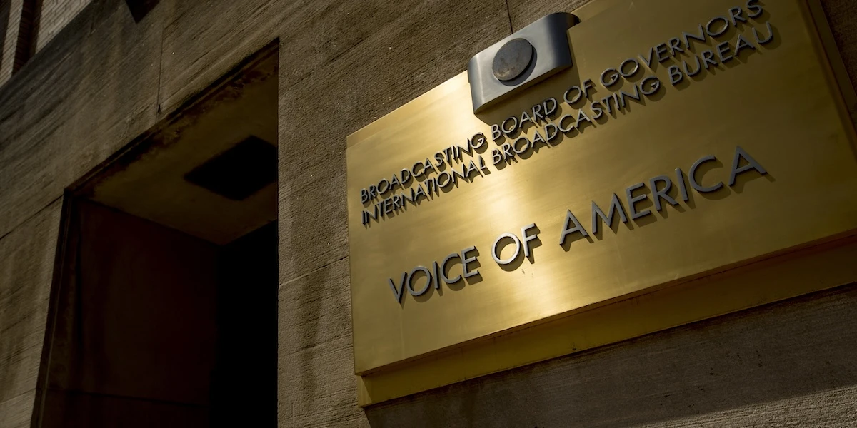 Un giudice federale statunitense ha ordinato all’amministrazione Trump di tornare a finanziare Voice of America
