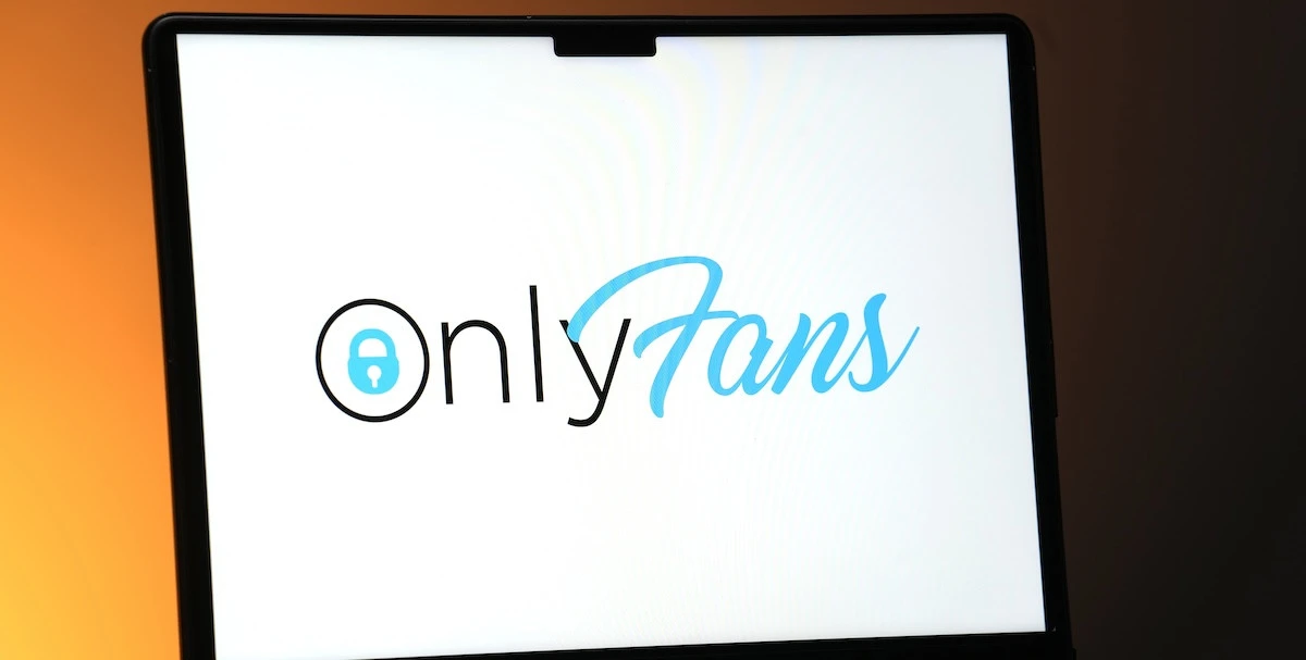 È stata licenziata Elena Maraga, la maestra sospesa perché aveva un profilo su OnlyFans