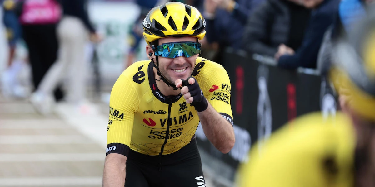 Simon Yates ha vinto il Giro d’ItaliaIl ciclista inglese ha rimontato il distacco che aveva dagli avversati nell'ultima vera tappa, con una prestazione sorprendente e spettacolare