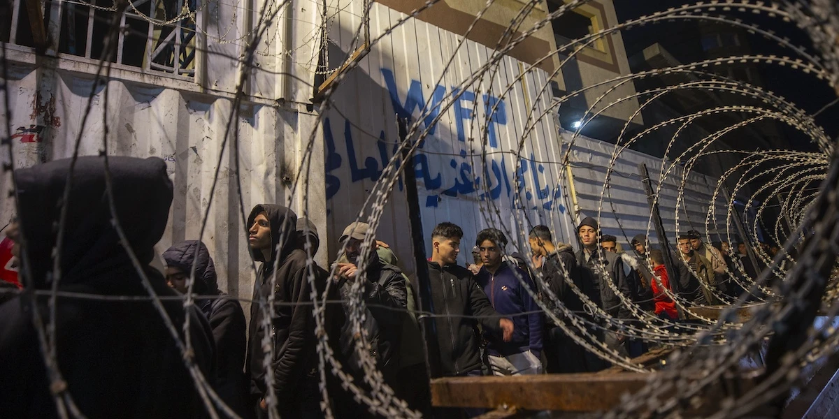 Nella Striscia di Gaza 77 camion dell’ONU carichi di farina sono stati assaltati da civili palestinesi alla disperata ricerca di cibo