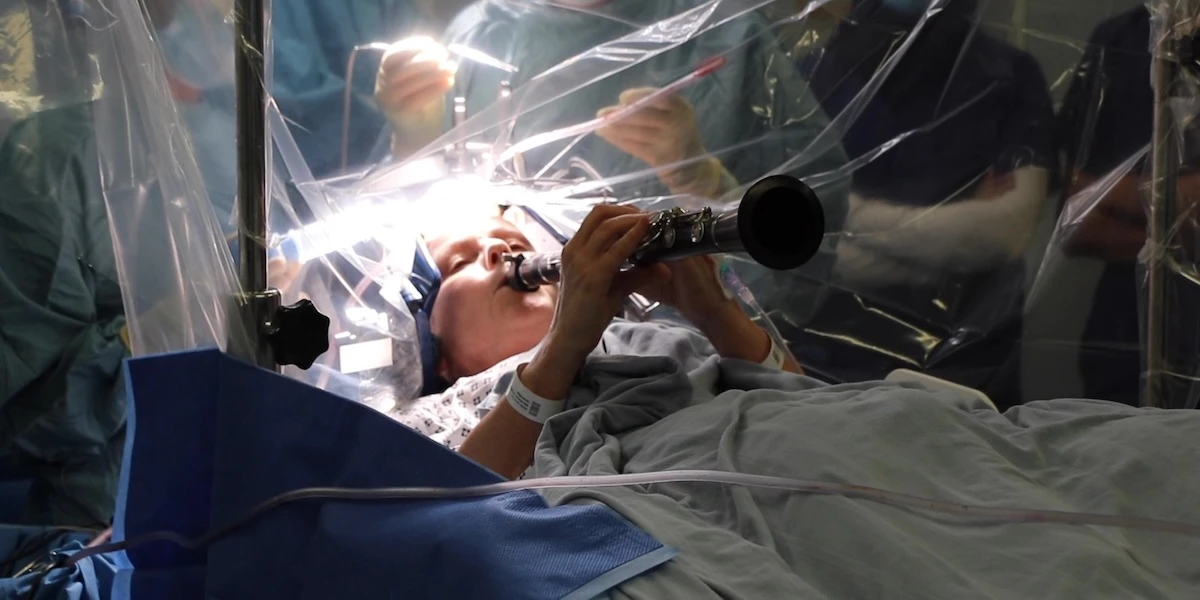 3 minuti faLe persone che suonano strumenti durante le operazioni al cervelloA volte è il modo più immediato per valutare l’efficacia di vari interventi su musicisti limitati da particolari malattie