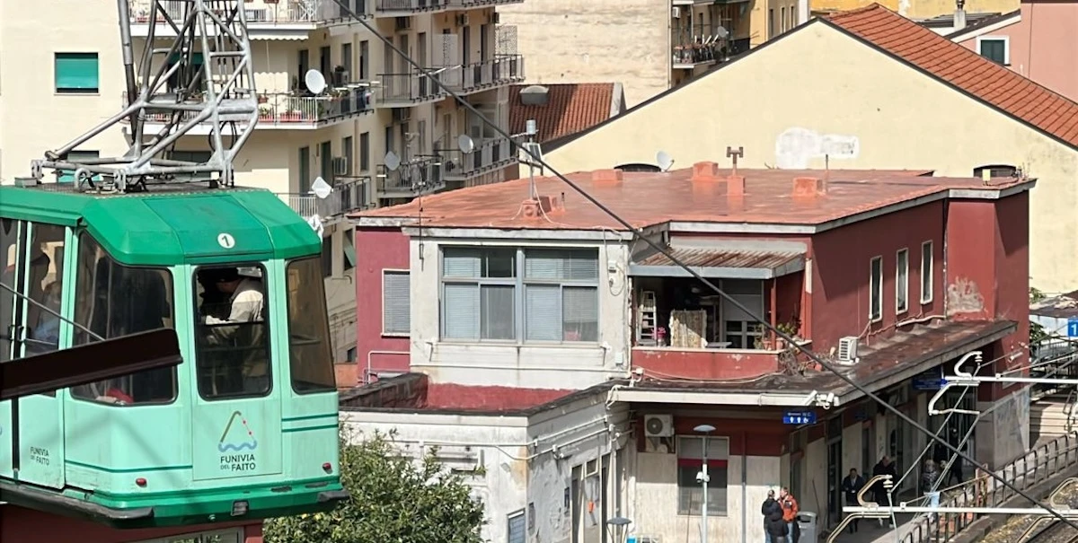 È caduta una cabina della funivia di Castellammare di StabiaPer un guasto: non è chiaro se ci fossero persone a bordo