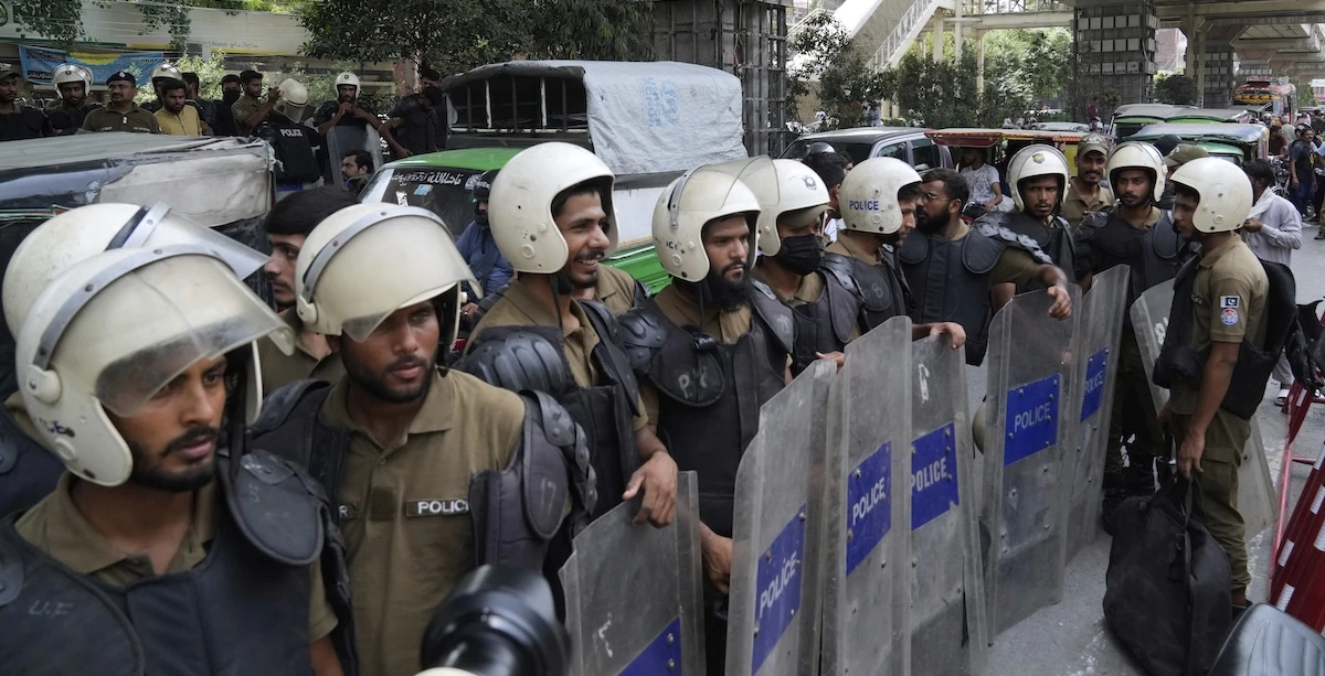 pochi secondi faIn Pakistan sono state arrestate più di 200 persone che avevano manifestato per chiedere la scarcerazione dell’ex primo ministro Imran Khan