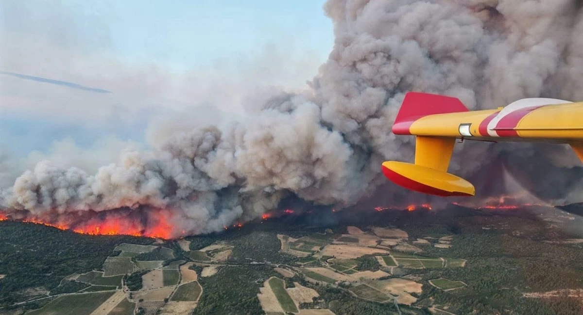 pochi secondi faC’è un grande incendio boschivo nel sud-ovest della FranciaSono già bruciati più di 110 chilometri quadrati tra le città di Narbona e Carcassonne, e una persona è morta
