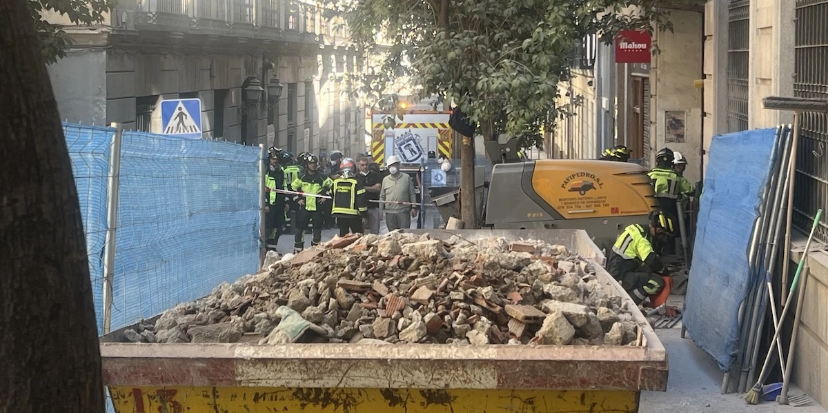 4 minuti faCi sono quattro persone disperse dopo il crollo di un palazzo in ristrutturazione nel centro di Madrid