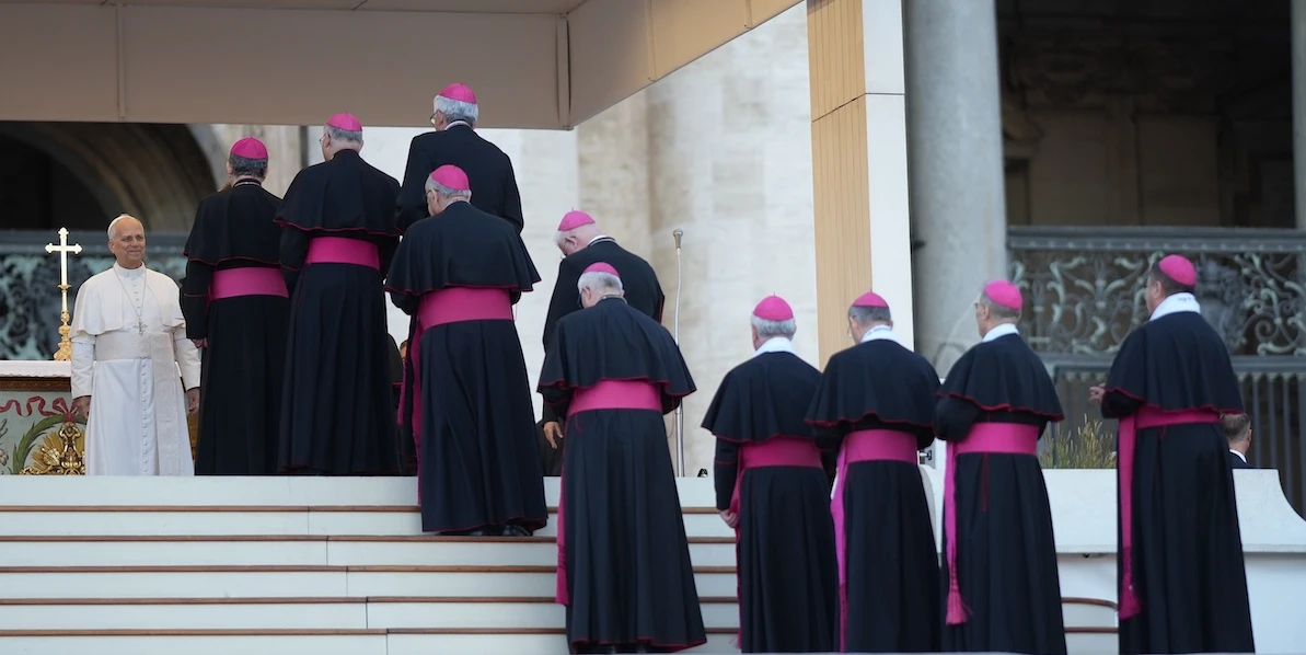1 minuto faPapa Leone XIV alla fine ha fatto una cosaCon la sua prima decisione rilevante ha cambiato la gestione delle finanze vaticane, e forse ha dato un segnale su come sarà il suo pontificato