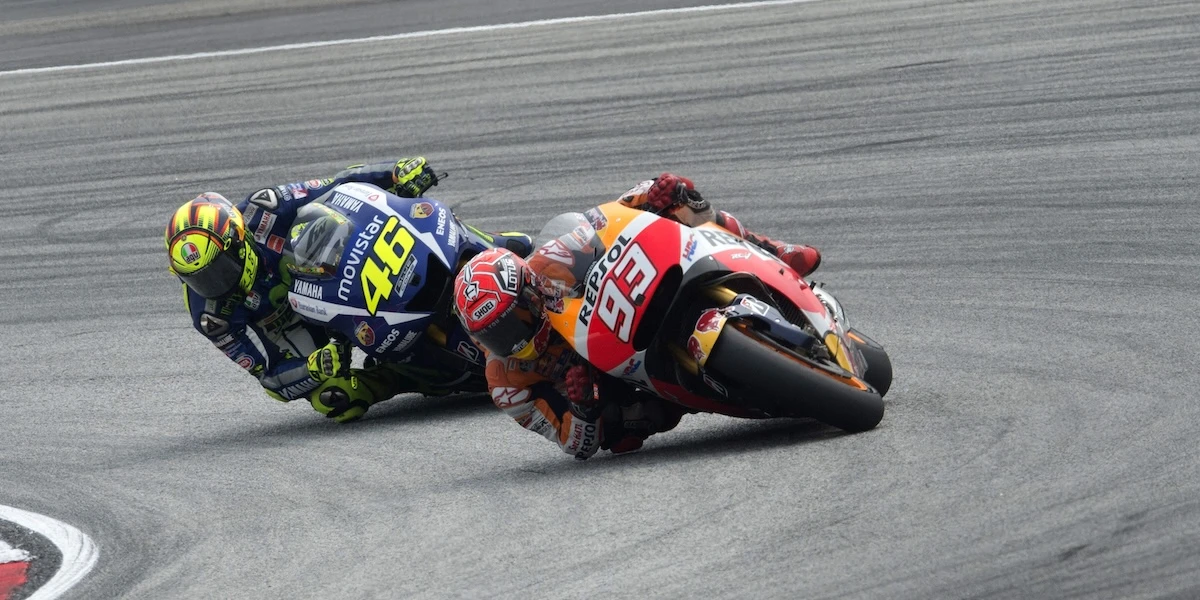 pochi secondi faMárquez fece perdere Rossi, o Rossi fece cadere Márquez?O forse entrambe le cose: dieci anni fa un incidente cambiò la MotoGP e la rivalità tra due dei piloti più forti di sempre