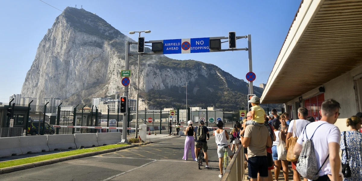 Un nuovo accordo su Gibilterra, oltre cinque anni dopo la BrexitSpagna, Regno Unito e Commissione Europea hanno infine stabilito come gestire la frontiera dell'exclave britannica, uno degli ultimi punti ancora in sospeso nei negoziati