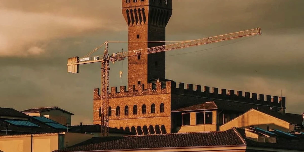 Dopo quasi 20 anni a Firenze si liberano della gru davanti agli UffiziEra lì dal 2006 per dei lavori di ampliamento del museo e ciclicamente al centro di polemiche: non mancherà a molti