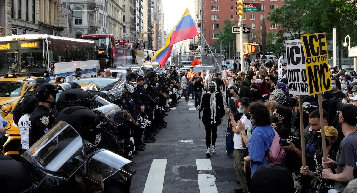 Le proteste contro Trump si stanno allargando, raccontato con le fotoDopo Los Angeles negli ultimi giorni ce ne sono state anche a New York, in Texas e nel resto del paese, con vari scontri tra manifestanti e forze dell'ordine
