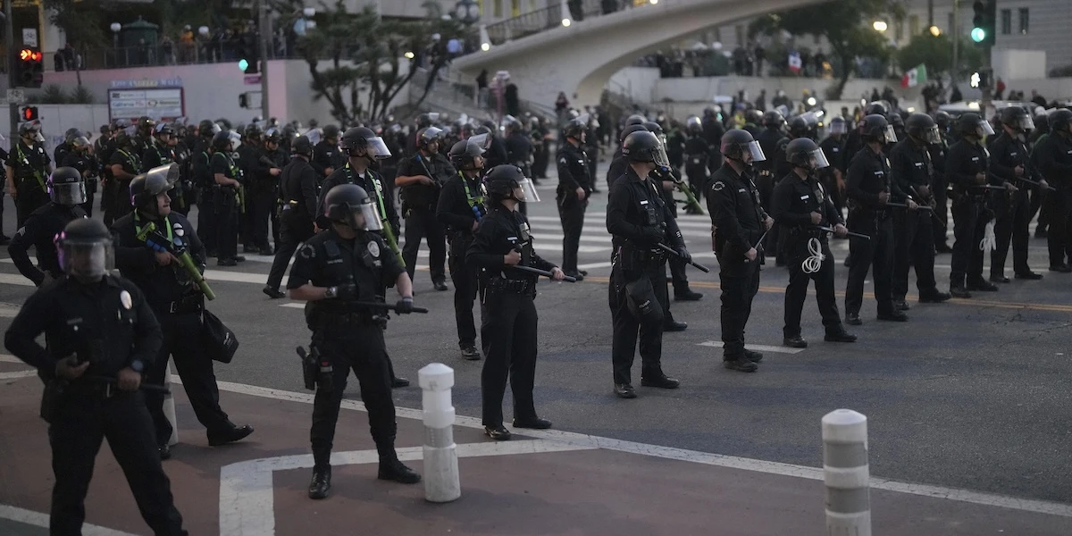 È stato imposto un coprifuoco sul centro di Los AngelesDopo cinque giorni di proteste contro le politiche migratorie di Donald Trump e la sua decisione di inviare due corpi dell'esercito in città