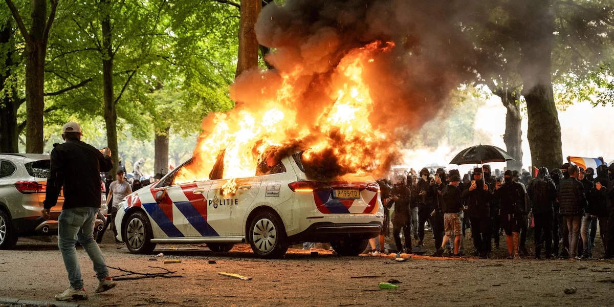 pochi secondi faDurante una protesta contro l’immigrazione all’Aia, nei Paesi Bassi, è stata attaccata la sede di un partito centrista